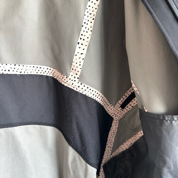 Lululemon run jacket - Picture 8 of 9